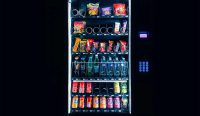 Vending machine menjajakan aneka snack dan minuman ultra-proses (UPF) yang mudah diakses siapa saja. Studi terbaru menilai UPF perlu diatur ketat seperti rokok karena dirancang bikin ketagihan. Foto: unsplash.com