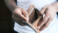 DOMPET KOSONG, EMOSI NAIK: Ilustrasi dompet kosong dan catatan utang. Psikiater menyebut tekanan finansial dapat memicu stres hingga membuat seseorang lebih defensif dan agresif saat ditagih. Foto: unsplash.com.