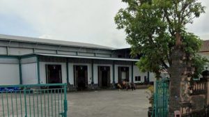 Pabrik pengolahan ikan tak berizin di Kelurahan Pedungan Denpasar membuang limbah ke selokan yang berisiko mencemari lingkungan.