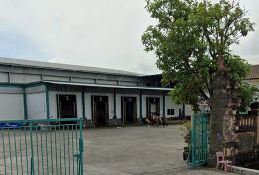 Pabrik pengolahan ikan tak berizin di Kelurahan Pedungan Denpasar membuang limbah ke selokan yang berisiko mencemari lingkungan.