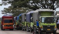 antrian truk logistik istirahat di rest area saat pembatasan angkutan lebaran 2026
