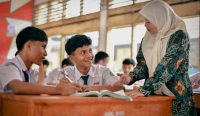 guru mengajar di kelas tunjangan guru 2026