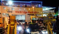 Pengendara motor pemudik turun dari kapal penyeberangan di Pelabuhan Ketapang setelah menyeberang dari Gilimanuk Bali saat arus mudik Lebaran 2026