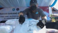 petugas bnn menunjukkan barang bukti sabu sebelum dimusnahkan di jakarta hasil pengungkapan kasus bandara dan lab narkoba bali