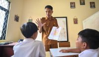 guru non ASN mengajar siswa di kelas terkait kebijakan relaksasi dana BOSP
