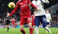 Hugo Ekitike dihalau pemain Spurs dalam laga Liverpool vs Tottenham Hotspur