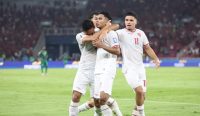Rizky Ridho memeluk Marselino Ferdinan usai laga Timnas Indonesia