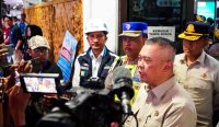 menhub dudy purwagandhi memberi keterangan di pelabuhan gilimanuk saat antrean kendaraan meningkat jelang nyepi