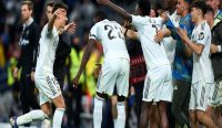 Pemain Real Madrid merayakan Federico Valverde setelah mencetak hattrick ke gawang Manchester City pada leg pertama babak 16 besar Liga Champions