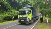 Petugas menghentikan truk besar saat pembatasan operasional angkutan barang arus balik Lebaran 2026