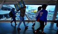Pemudik berjalan di garbarata Pelabuhan Eksekutif Merak menuju kapal penyeberangan ke Sumatera