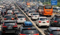 Pemudik melintas di jalan tol dalam perjalanan mudik Lebaran
