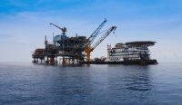Platform produksi minyak lepas pantai terkait kenaikan ICP Februari 2026.