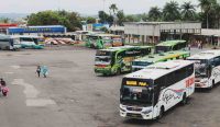 Sejumlah bus antarkota bersiap mengangkut pemudik di terminal menjelang arus mudik Lebaran di Indonesia
