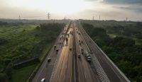 Arus mudik Lebaran 2026 di ruas tol Trans Jawa dengan peningkatan volume kendaraan dari Jabotabek