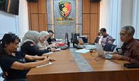 Penyidik OJK dan aparat kepolisian melakukan pemeriksaan kasus perbankan BPR Malang