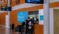 wisatawan mengurus layanan informasi di bandara ngurah rai bali menjelang nyepi