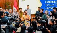 Menteri ESDM Bahlil Lahadalia memberikan keterangan kepada awak media terkait pasokan batubara untuk PLN