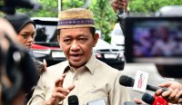 Menteri ESDM Bahlil Lahadalia memberikan keterangan kepada awak media terkait percepatan pembangunan PLTS dan transisi energi