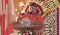 Ketua DPD Partai Demokrasi Indonesia Perjuangan (PDIP) Provinsi Bali, Wayan Koster saat memberikan arahan dalam pegukuhan ribuan kader PDI Perjuangan Kabupaten Tabanan, di Gedung I Ketut Maria Tabanan, Selasa (24/3/26).