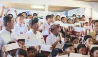 Gubernur Bali Wayan Koster didampingi Bupati Buleleng I Nyoman Sutjidra menyerahkan bantuan untuk SDN 5 Banjar.