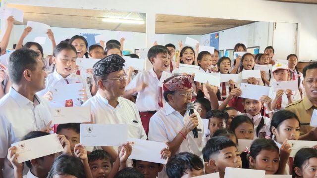 Gubernur Bali Wayan Koster didampingi Bupati Buleleng I Nyoman Sutjidra menyerahkan bantuan untuk SDN 5 Banjar.