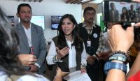 Menkomdigi Meutya Hafid meninjau layanan telekomunikasi di Bandara Ngurah Rai Bali saat mudik Lebaran 2026