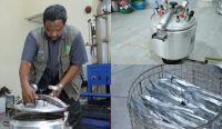 Tjahja Muhandri menunjukkan alat sterilisasi pangan berbasis panci presto inovasi IPB University