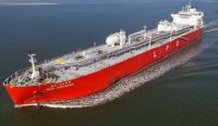 kapal tanker pengangkut gas minyak cair LNG di laut