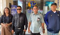 Dr. Ida Bagus Astina, SH, MH, MBA, CLA bersama Made Sulendra, SH, dan Ida Ayu Yudi, SH mendampingi kliennya Wayan Darna usai klarifikasi dan mediasi di Kantor BPN Badung terkait sengketa tanah dimaksud, Kamis (9/4/26).
