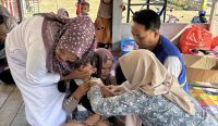 Tenaga kesehatan melakukan vaksinasi campak kepada warga di Pidie Jaya Aceh