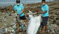Aktivis lingkungan membersihkan sampah plastik di pantai