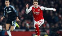 Martin Odegaard berlari melewati pemain Aston Villa jelang laga Arsenal vs Newcastle