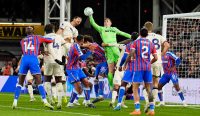 Dean Henderson tepis bola clean sheet Crystal Palace vs West Ham Premier League