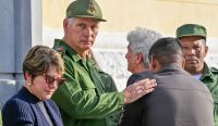 Presiden Kuba Miguel Diaz-Canel bersama istrinya menyapa keluarga korban operasi militer AS