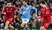 Bernardo Silva Dikepung Dua Pemain Liverpool