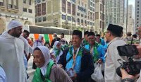 jemaah haji Indonesia tiba di Madinah berjalan menuju hotel