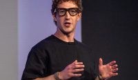 Mark Zuckerberg mengenakan kacamata pintar Meta Ray-Ban AI yang jadi sorotan kontroversi