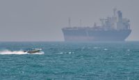 Kapal tanker berlabuh di Selat Hormuz lepas pantai Iran di tengah ketegangan global energi