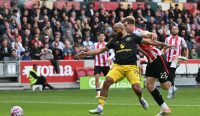 Bryan Mbeumo dilanggar Nathan Collins dalam laga jelang Manchester United vs Brentford