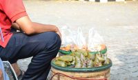 Pedagang jajanan menggunakan kemasan plastik untuk dagangannya