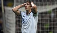 Penyerang Italia Francesco Pio Esposito kecewa usai Azzurri kalah di kualifikasi Piala Dunia 2026