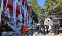 Polisi memeriksa kerusakan setelah gempa 7,4 di Manado Sulawesi Utara