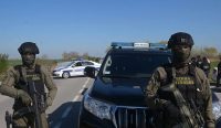 Polisi menutup jalan di Kanjiža Serbia usai temuan bahan peledak dekat pipa gas