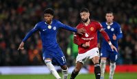 Kapten Manchester United berebut bola dengan Andrey Santos Chelsea di Stamford Bridge