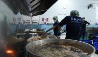 Relawan SPPG menyiapkan makanan bergizi gratis di tengah evaluasi dapur MBG