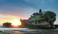 Pura Tanah Lot Bali sunset cuaca berawan