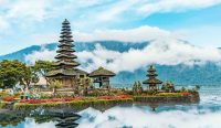 Pura Ulun Danu Beratan di Bali dengan latar pegunungan dan kabut tipis di atas danau