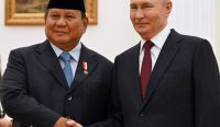 Vladimir Putin dan Prabowo Subianto berfoto bersama di Kremlin Moskow dalam pertemuan kerja sama energi Indonesia Rusia 2026