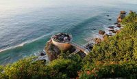 rock bar bali jimbaran tebing laut sunset cuaca bali weekend mei 2026 Keterangan (Caption):